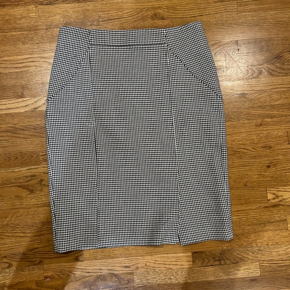 Banana Republic Houndstooth Skirt - Picture 2 of 4